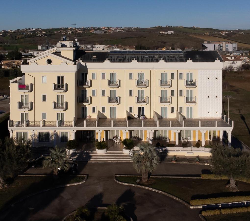 Hotel Concorde Sant'Egidio alla Vibrata Buitenkant foto