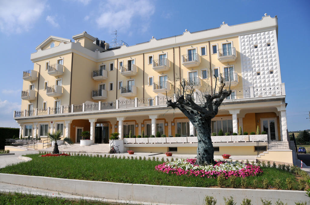 Hotel Concorde Sant'Egidio alla Vibrata Buitenkant foto