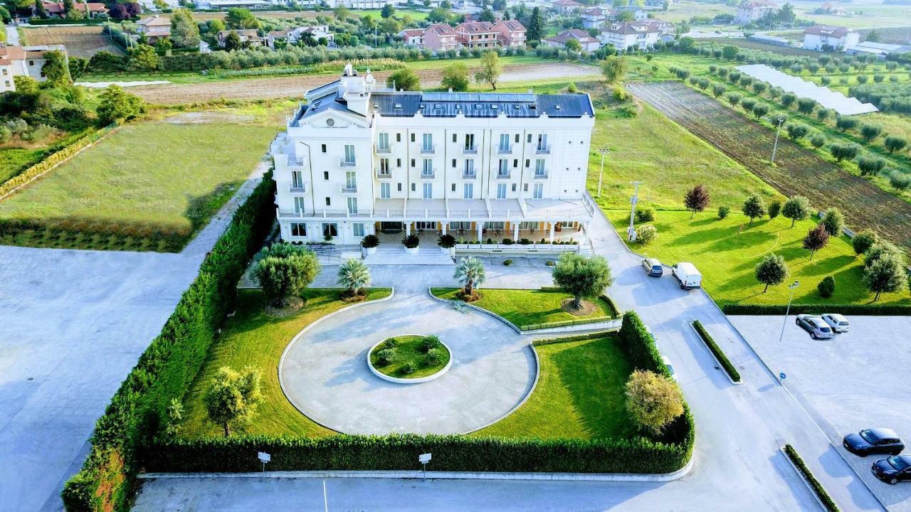 Hotel Concorde Sant'Egidio alla Vibrata Buitenkant foto